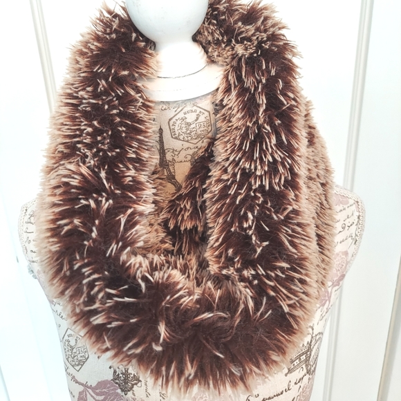 Steve Madden Infinity Scarf - Picture 3 of 5